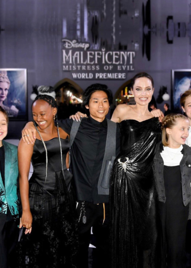 أنجيلينا جولي برفقة أطفالها الخمسة في عرض فيلمها الجديد في كاليفورنيا