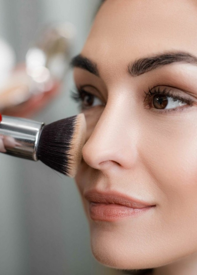 خطوات وضع مكياج بسيط للحصول على بشرة متوهجة بالصور