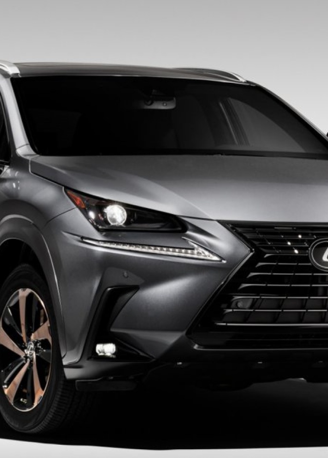  امتدت تطعيمات اللون البرونزي لتطال المقاعد ولوح القيادة وصولاً لدواسات الأرجل