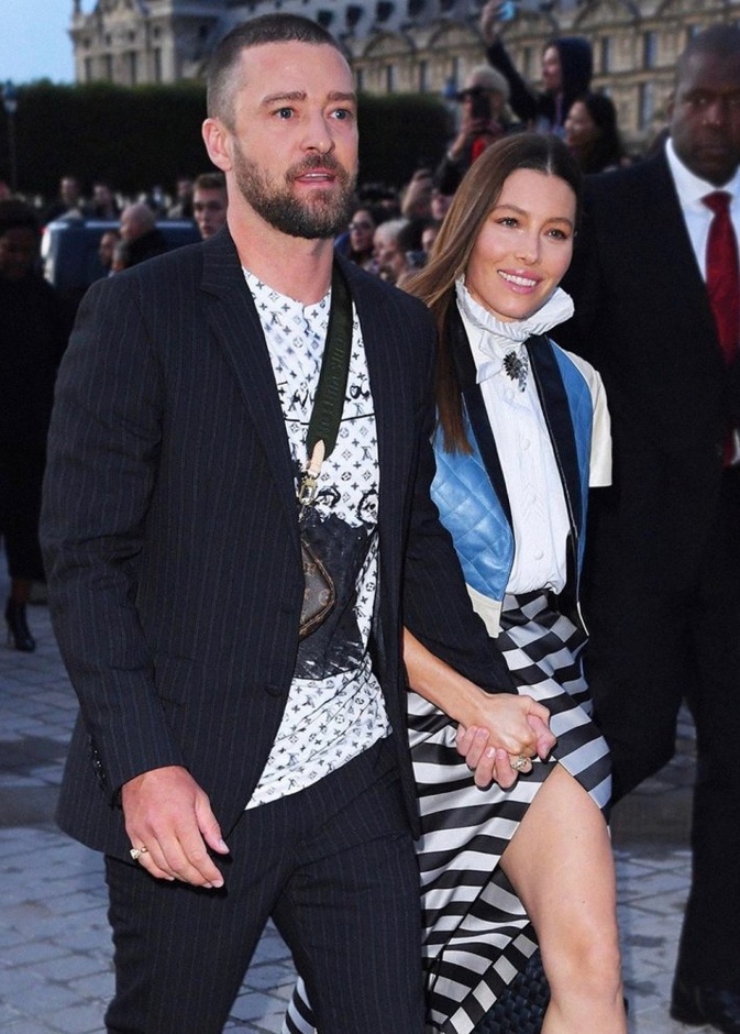 جستن تمبرليك وزوجته جيسيكا بيل بعد حضورهما عرض لوي فيتون خلال أسبوع الموضة في باريس