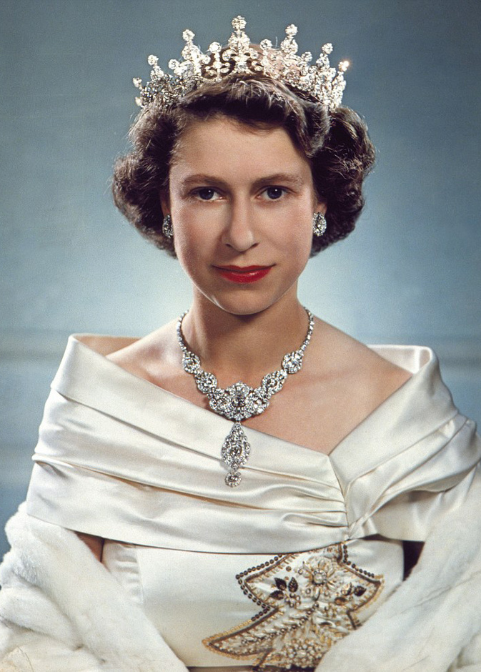 استوحي من الاميرات تاج زفافك