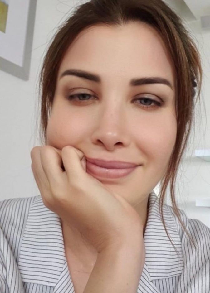  بلقيس تبرز مكياجها الطبيعي بأسلوب السلفي