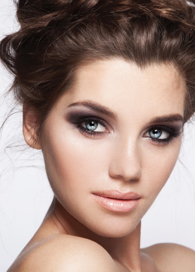 طبقي اللون الأبيض على عظمة الحاجب السفلية وعلى الزاوية الداخلية للعين