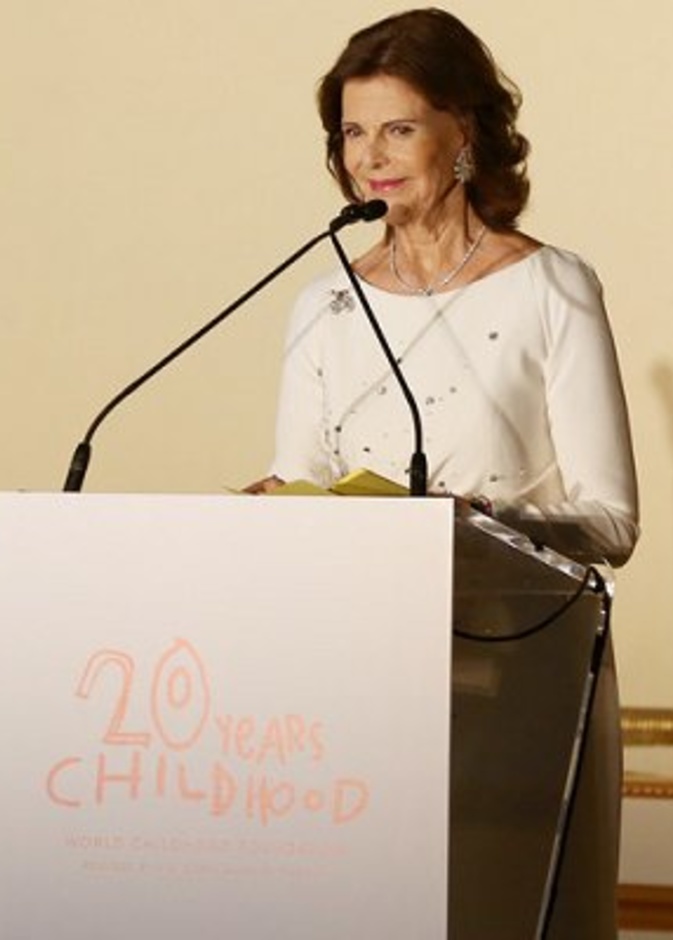 الأميرة مادلين مع اعضاء الحفلة