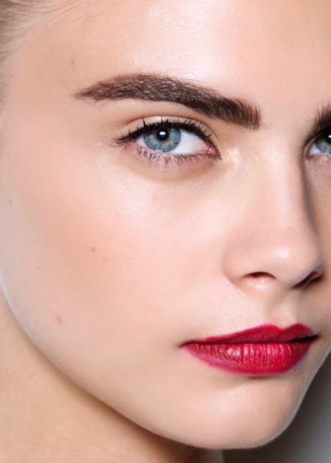 اختاري رسمات الحواجب المستقيمة والرفيعة لإطلالة رائعة وسريعة في الصباح قبل العمل