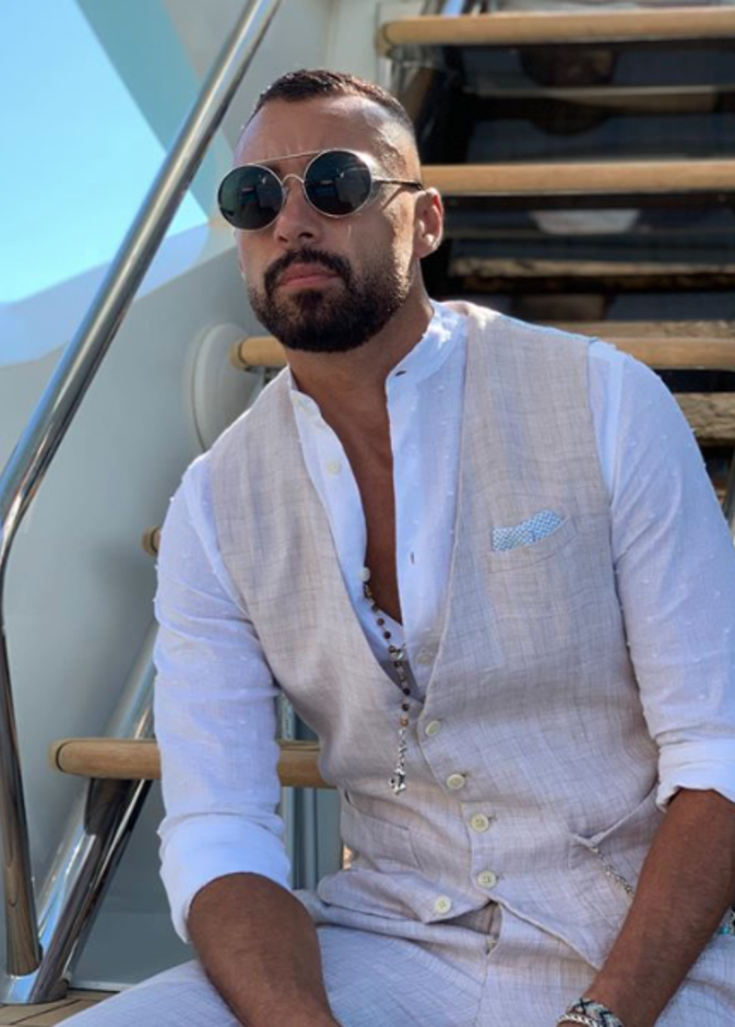 أحمد داوود باطلالة مسترخية بالبدلة الكحلية مع القميص الأبيض