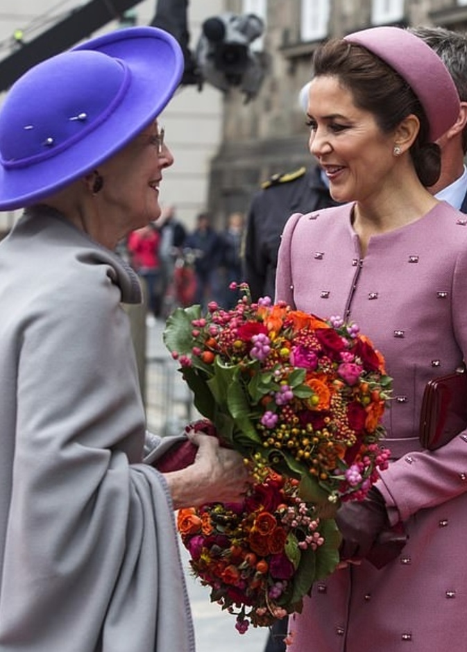 ملكة الدنمارك تبدأ في تسليم مهام عملها تدريجيا للأميرة ماري