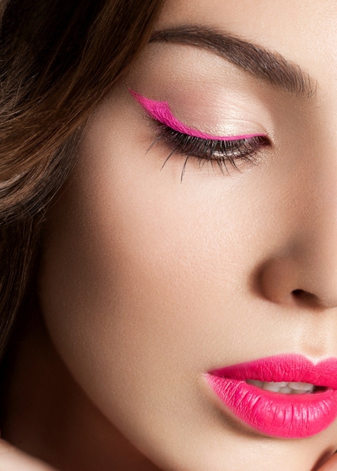 اعتمدي الآيلاينر الوردي لدعم حملة سرطان الثدي