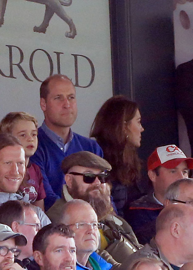 فرحة الأمير وليام والأمير جورج بانتصار فريقه