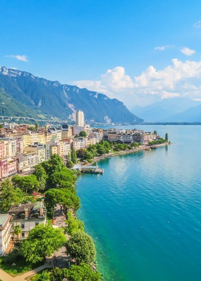 إنترلاكن تتميز بلدة إنترلاكن بموقعها المميز بين بحيرتين، بحيرة ثون (Lake Thun) وبحيرة برينز (Lake Brienz)