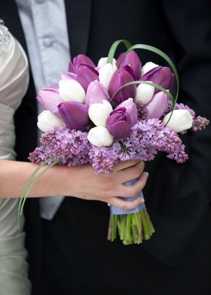 بوكيه من زهرة التوليب للعروس الرمانسية