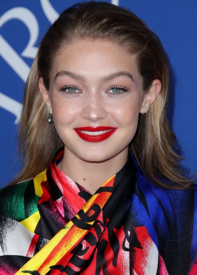 اجمل درجات احمر الشفاه باللون الأحمر الداكن مستوحى من جيجي حديد