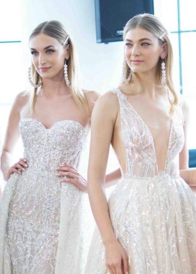 عارضات _بيرتا_ كانت تضعن جميعهن أقراط حلقية كبيرة مرصعة بحبيبات كريستالية براقة يوم العرض في أسبوع الموضة العرائسي في نيويورك