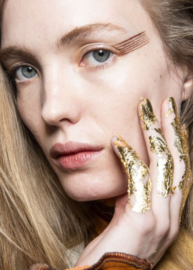 احدث الوان مناكير جليتر قوية من Christian Siriano