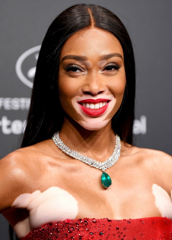 ويني هارلو بقلادة أنيقة من ماركة  Bulgari