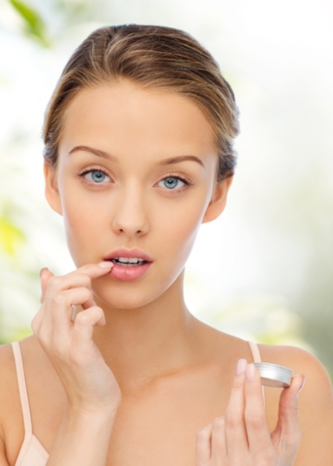 يتوجب عليك ترطيب شفاهك يوميا في الخريف لمنع جفافهما