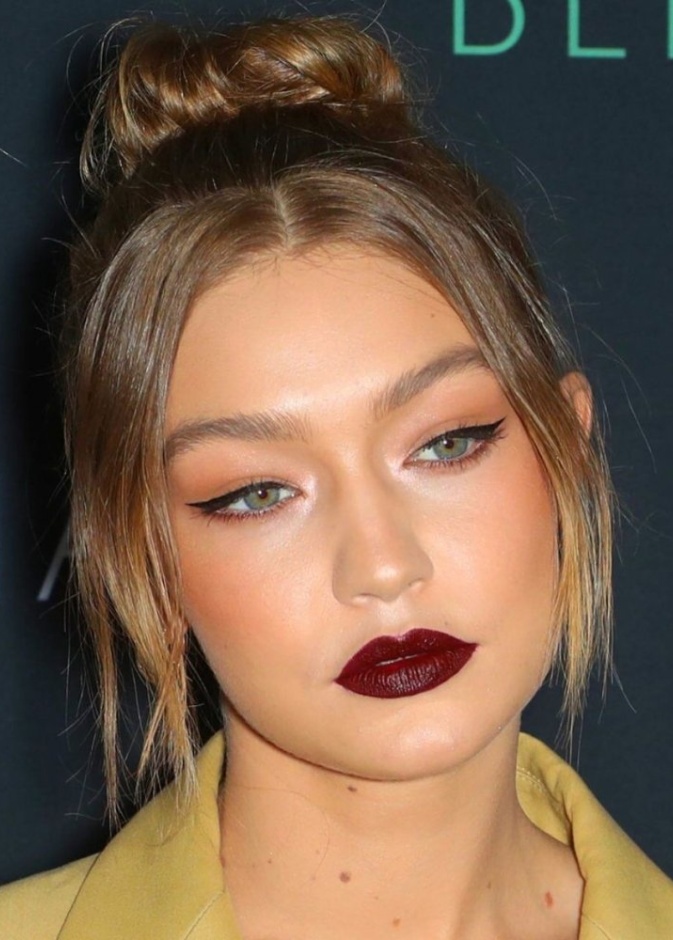  أجمل ألوان الروج باللون الأحمر الغامق