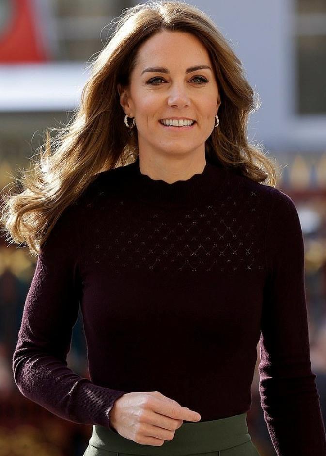 إطلالة عصرية جديدة لدوقة كمبريدج كيت ميدلتون