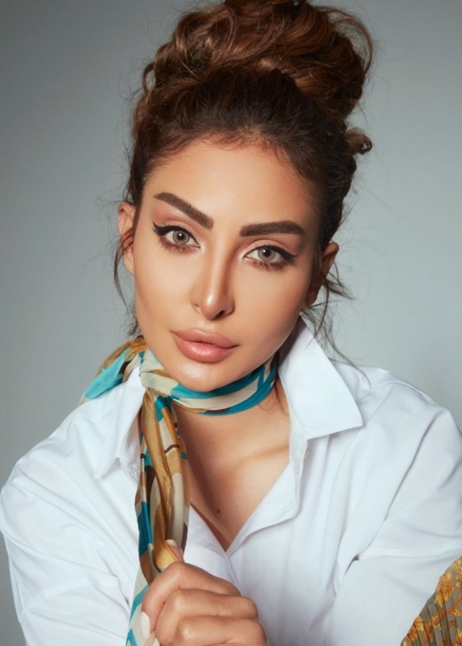 نور الغندور  تتميز بملامحها الجميلة والبارزة