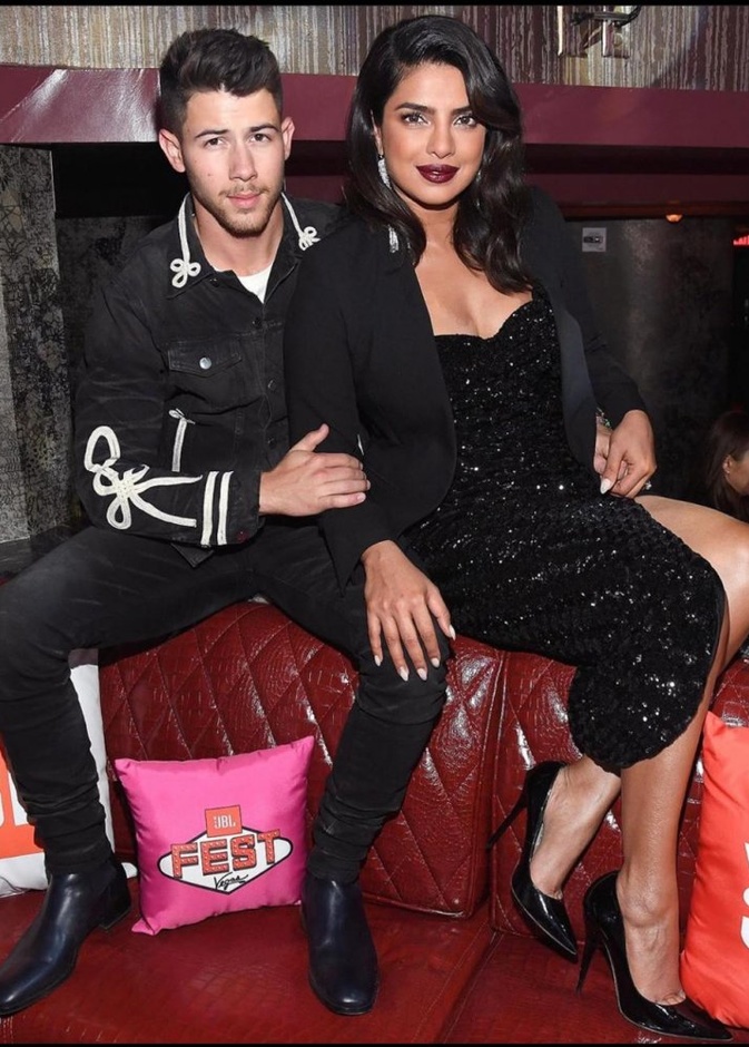 بريانكا شوبرا وزوجها نك جوناس خلال حضورهما مهرجان في لاس فيغاس