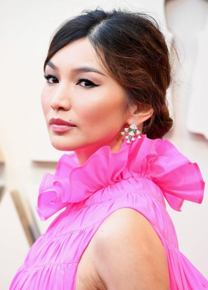 جيما تشان بزوج من الأقراط الأنيقة المرصعة بأحجار الماس والزمرد الأخضر من ماركة  Bulgari