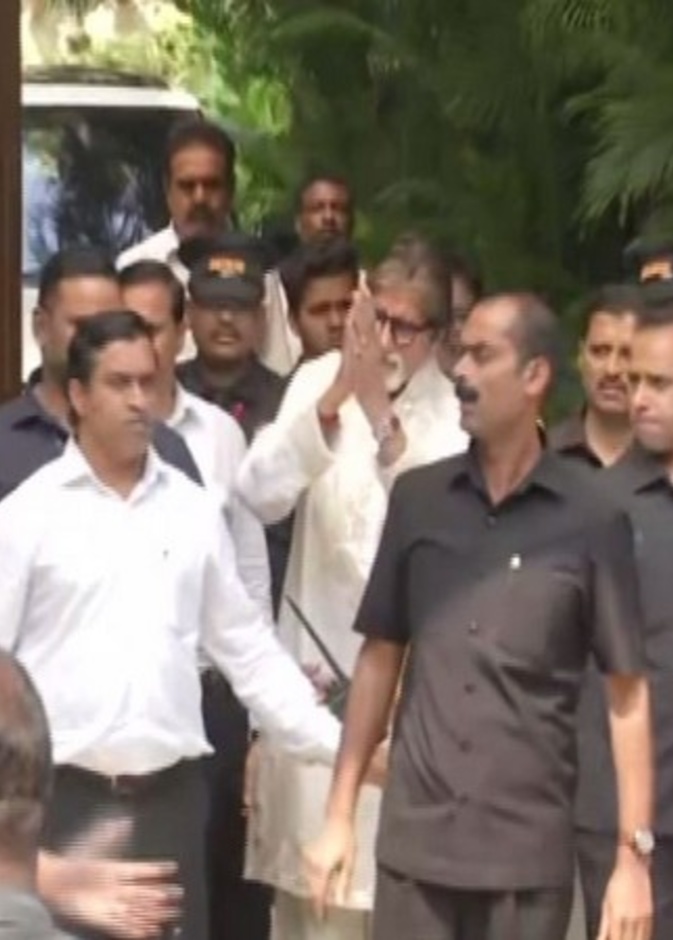 احتفالات متنوعة أمام منزل أميتاب باتشان في عيد ميلاده السابع والسبعين