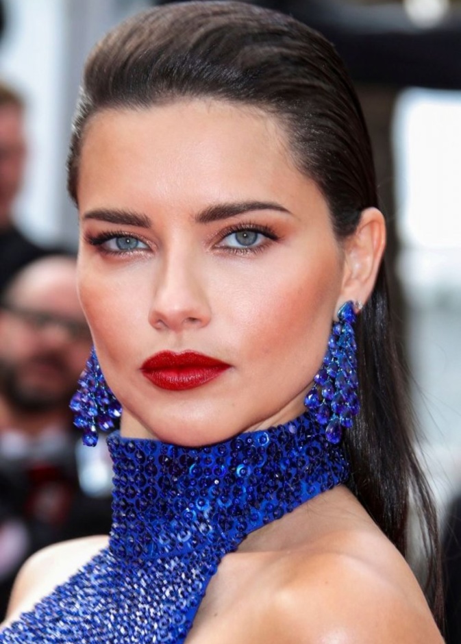 أدريانا ليما بزوج من الأقراط الأنيقة المرصعة بأحجار الماس والزمرد الأخضر