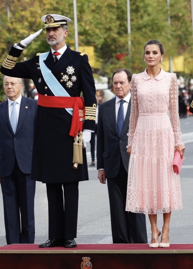 الملكة ليتيزيا وزوجها ملك اسبانيا فيليب السادس خلال الموكب العسكري لليوم الوطني في مدريد