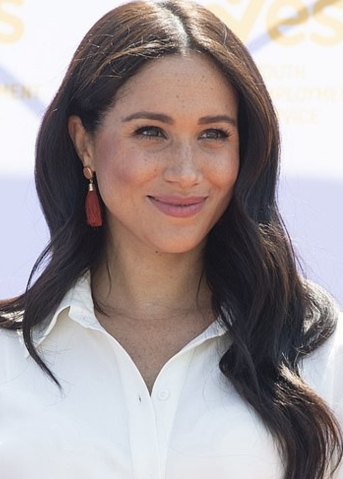 تقارير عن خطط لنشر سيرة ذاتية لميغان ماركل ستتسبب في خلاف مع العائلة المالكة