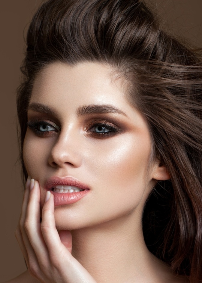  حددي خديك باستخدام الكونتور البرونزي لمكياج ترابي