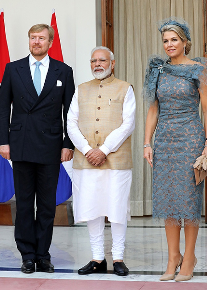 الملك فيليب ألكسندر قاد الطائرة التي سافرت به وبزوجته إلى الهند