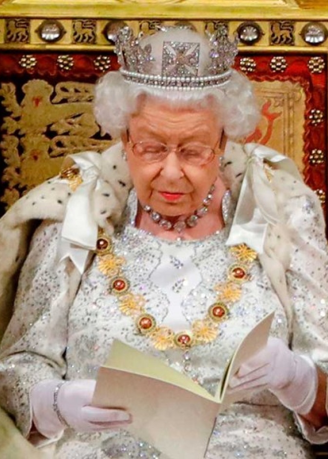 لهذا السبب لم ترتدي ملكة بريطانيا تاج الإمبراطورية في افتتاح البرلمان