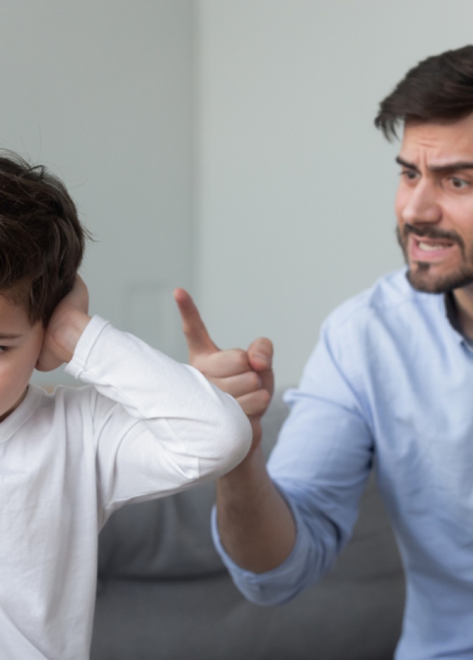 مخاطر إتباع أسلوب التهديد في تربية الطفل 