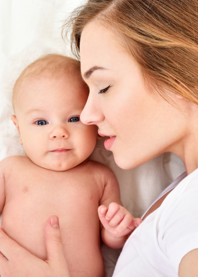 لهذه الأسباب لا تحرمي طفلك النوم في حضنك بعد الولادة