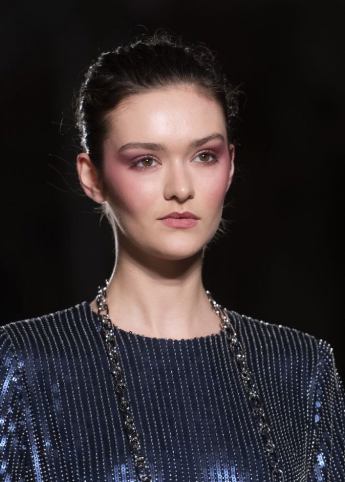 لون البلاشر الزهري المات أعلى الوجنتين من Aigner