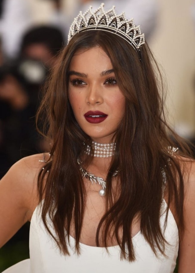 هيلي ستاينفيلد بقلادة ذهبية أنيقة من ماركة   David Webb