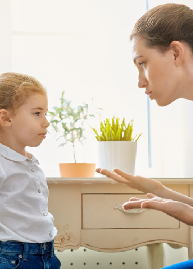 5 أمور يجب أن تحذرها الأم في تربية البنات 