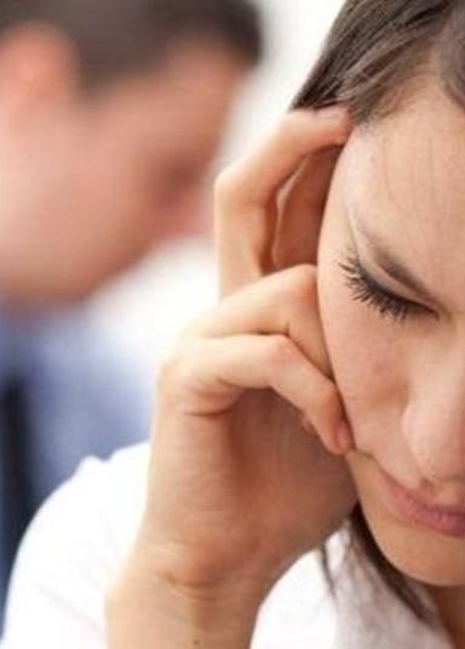 5 تصرفات للرجل تصيب المرأة بالاكتئاب