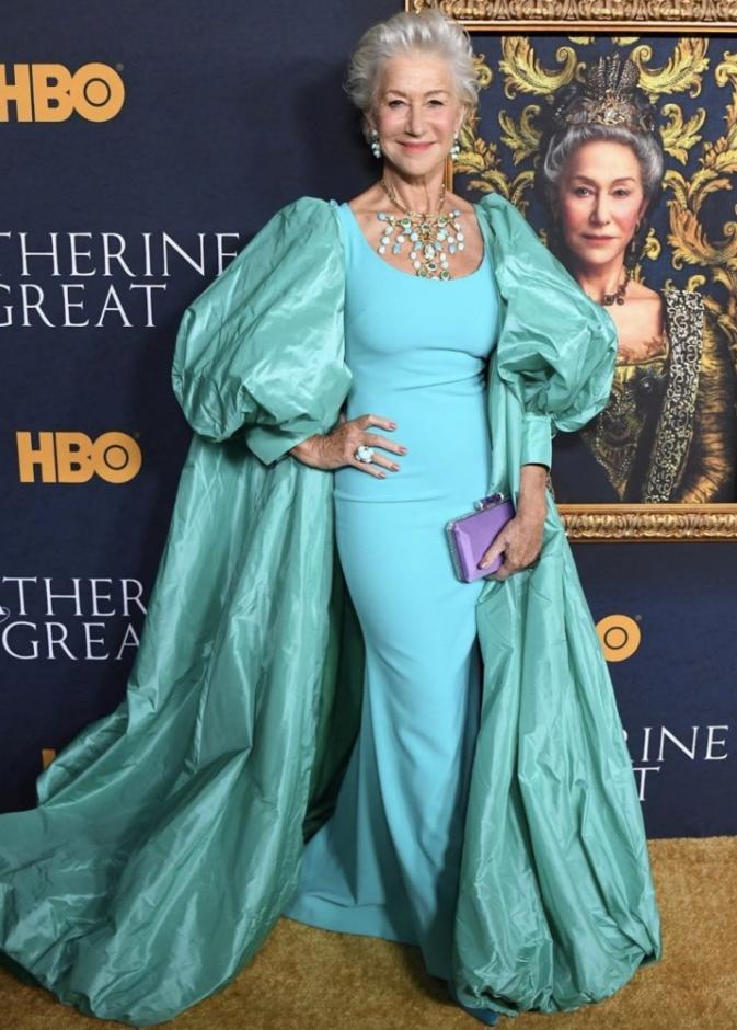 هيلين ميرين بإطلالة ملكية فاخرة خلال عرض مسلسلها الجديد Catherine The Great