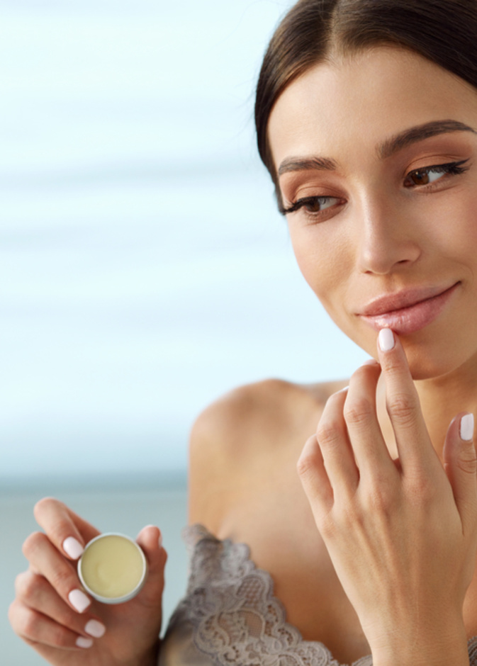 أنواع مرطب الشفاه الأنسب لهذا الخريف والشتاء