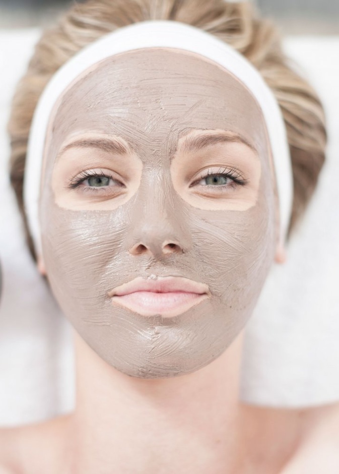 ماسك الجيلاتين والفحم لتفتيح وتنقية البشرة