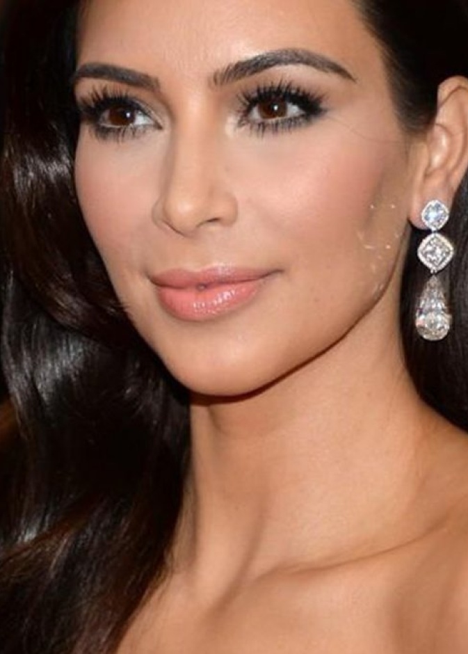 كيم كارداشيان ترتدي عقد تشوكر ذهب وماس