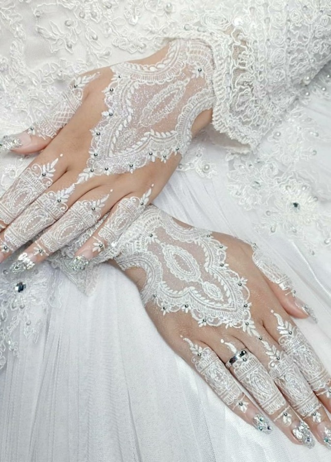 الحنة البيضاء تناسب العروس في يوم زفافها