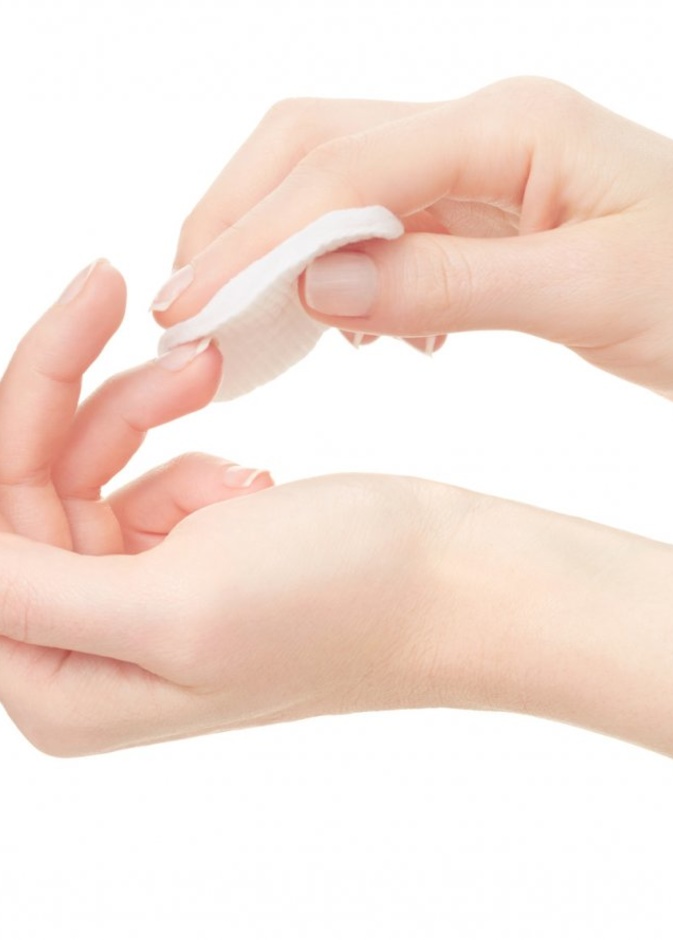 أزيلي الأظافر الاكريليك باستخدام الأسيتون والمياه الدافئة