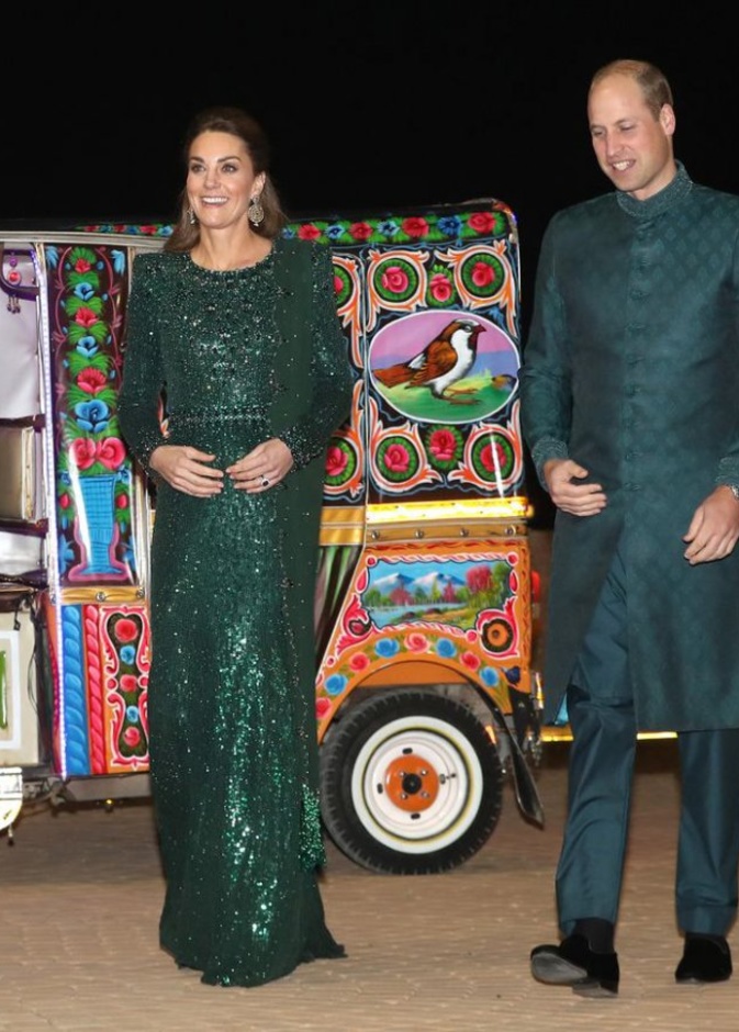 الأمير وليام وزوجته كيت ميدلتون في التوك توك