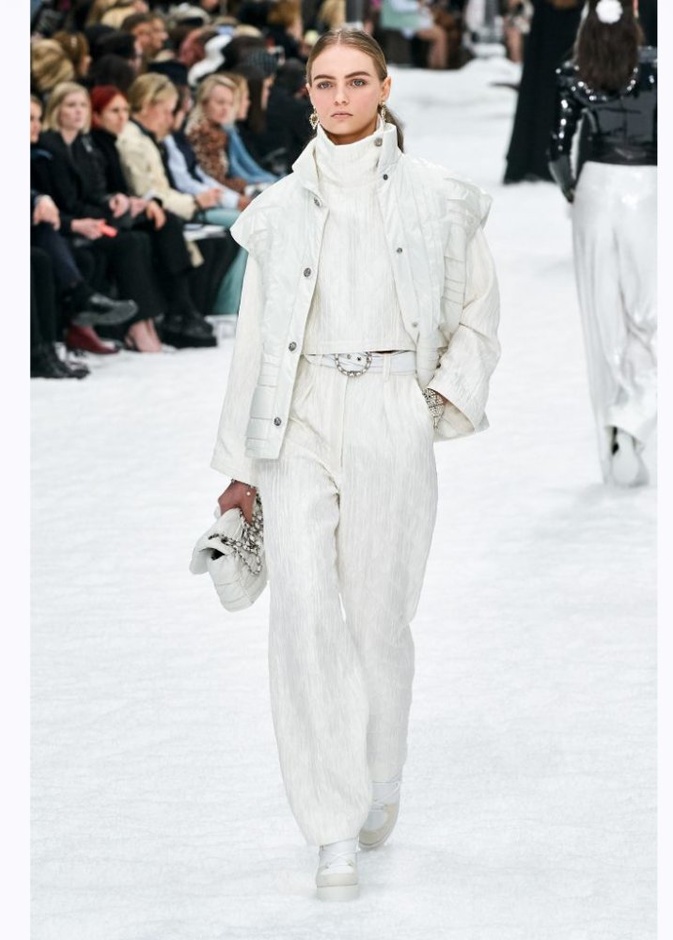 تنسيق شتوي بالأبيض من Alberta Ferretti 