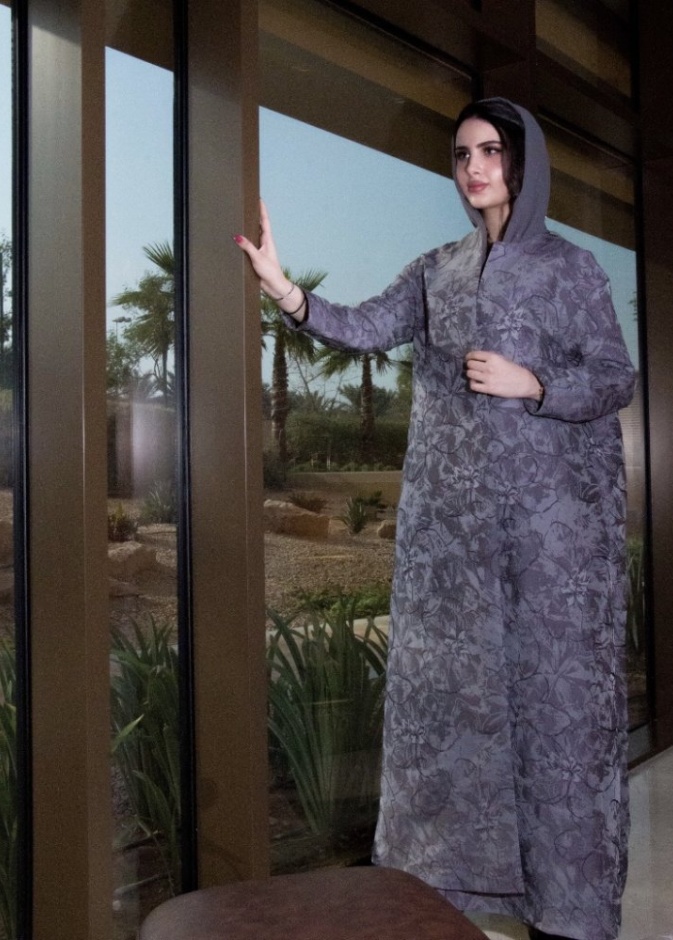 تصاميم عبايات ملونة بقصات واسعة من Lines Abaya