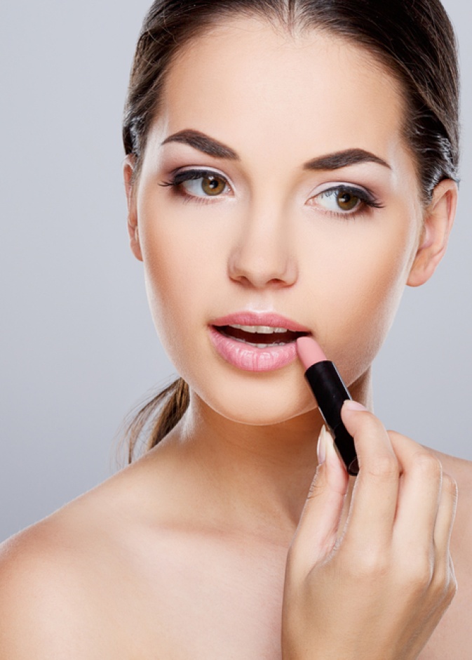 إختاري اللون النيود لجعل الشفاه تبدو أكثر إكتمالاً