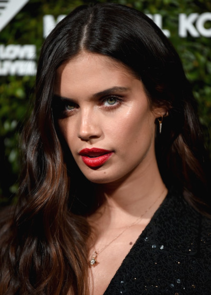 أحمر شفاه بارز وعيون ناعمة وتسريحة بسيطة بأسلوب Sara Sampaio