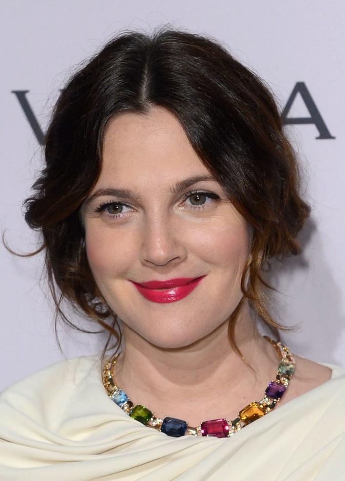 درو باريمور بقلادة أنيقة مرصعة بالأحجار الكريمة الملونة من ماركة  Bulgari